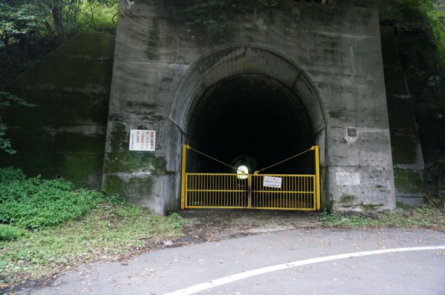 国道18号沿いのトンネル